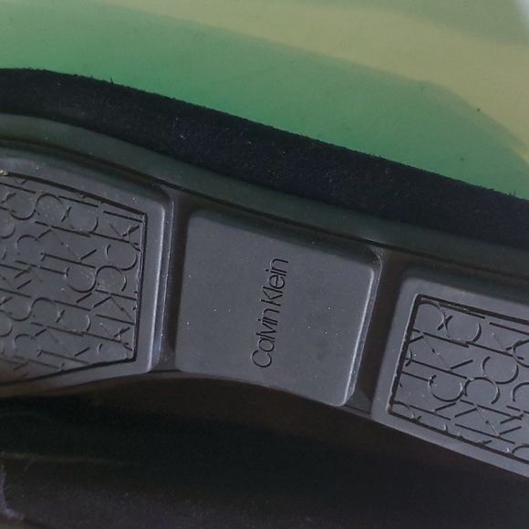 Calvin Klein women's 6.5 black leather shoes with gold front name plate - Picture 6 of 8